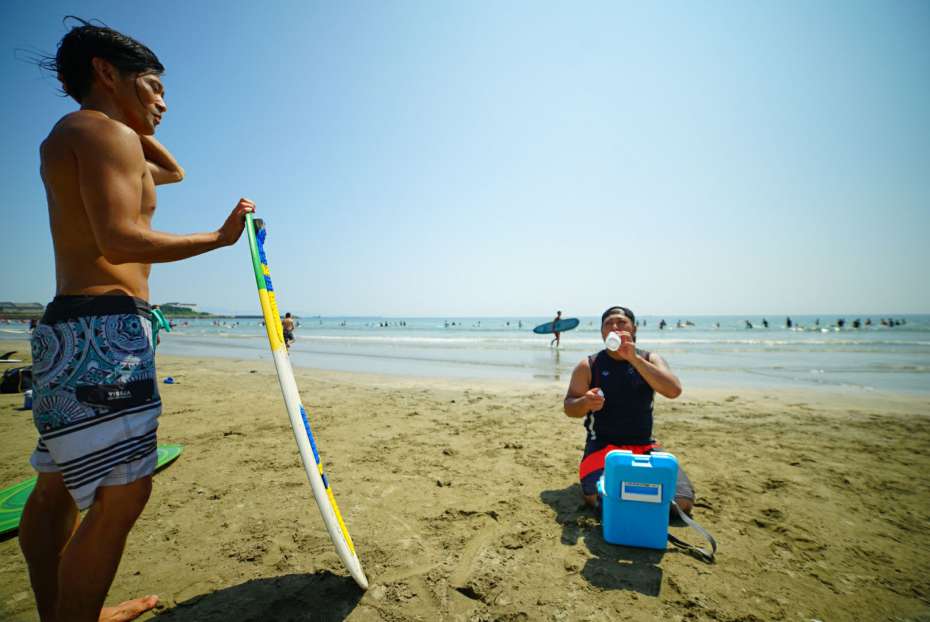 サーフィンみたい 波打ち際 浜辺でサーフィン スポーツ スキムボードとは スキムガール サーフガール スノーボード オフトレ